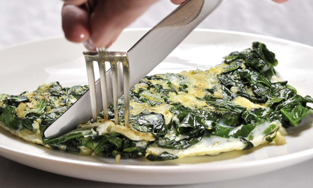 Receta de omelette de espinaca: cómo hacerlo con el paso a paso de Jimena Monteverde Receta de omelette de espinaca: cómo hacerlo con el paso a paso de Jimena Monteverde