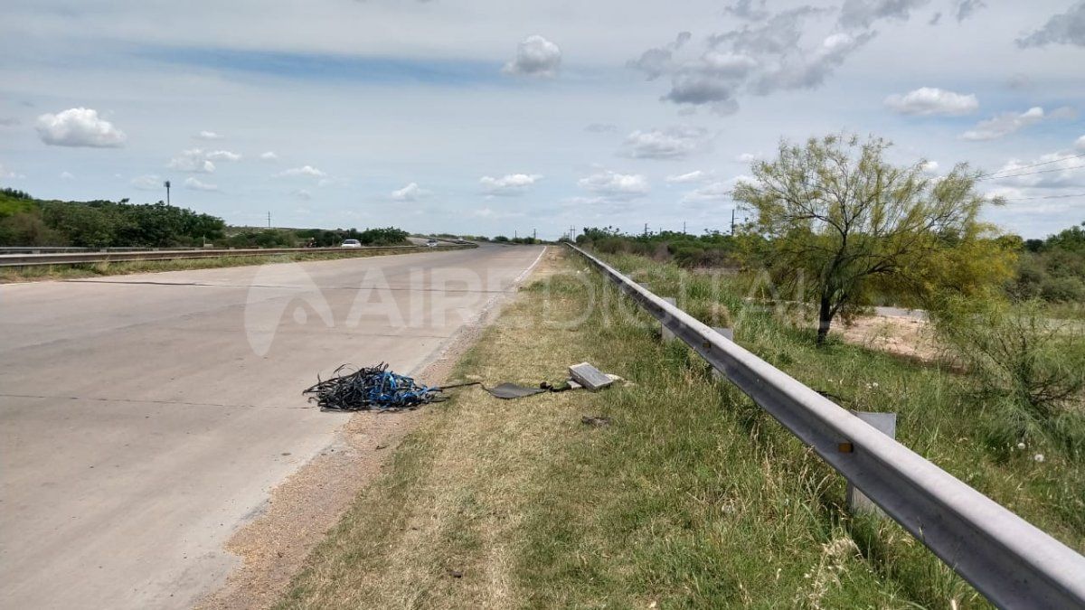 Piedras y cables sobre la circunvalación Oeste