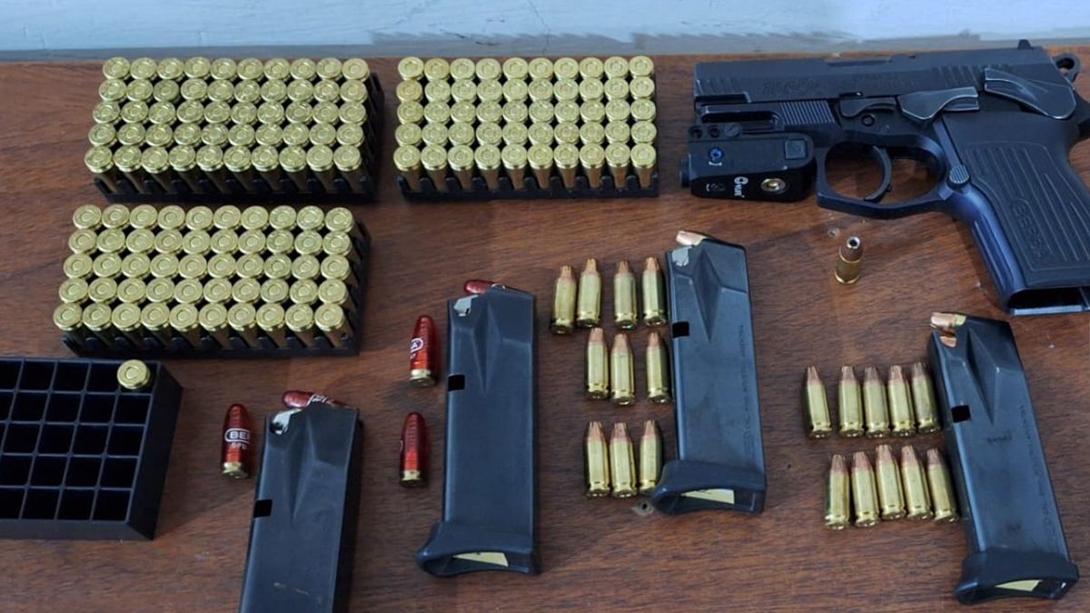 El arma y las municione fueron secuestradas por los policías que participaron del procedimiento. 