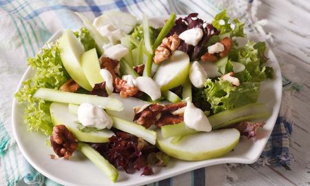 La ensalada Waldorf es una ensalada tradicional estadounidense. La ensalada Waldorf es una ensalada tradicional estadounidense.