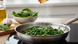 altText(Cómo cocinar la espinaca para que conserve el hierro y no pierda sabor)}