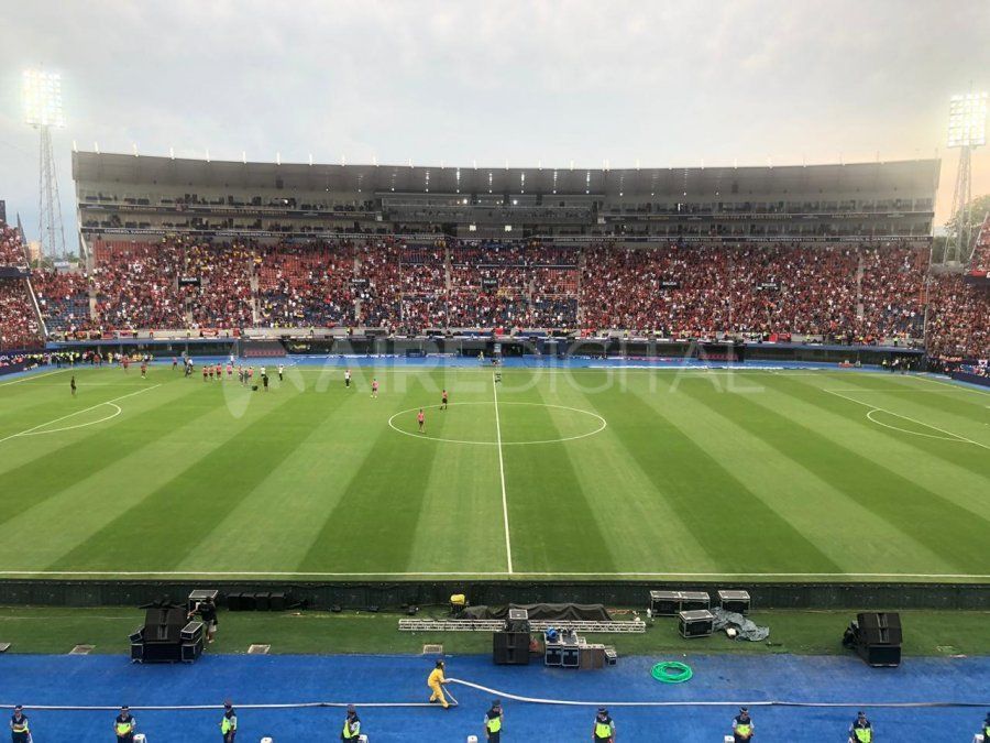 Los hinchas de Colón vistieron de rojo y luto el estadio La Nueva Olla de Asunción