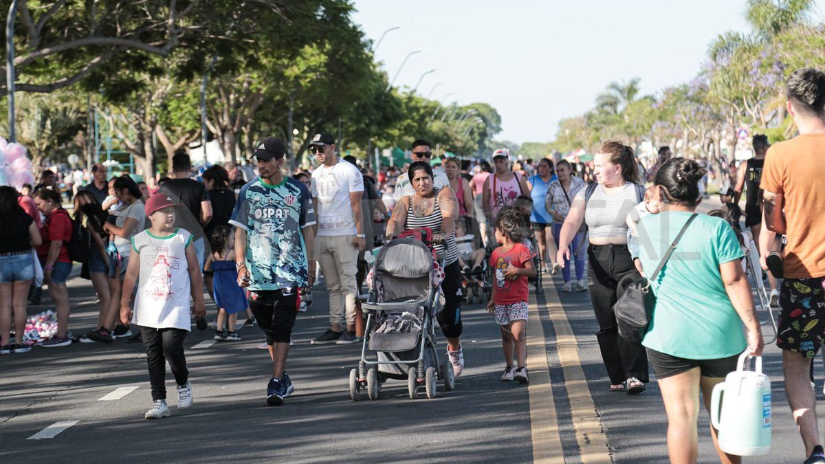 Una multitud llegó a la Costanera para disfrutar de la música y las propuestas.