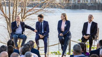 El acto se realizó en la parte exterior de un salón del Puerto de la ciudad de Santa Fe. 
