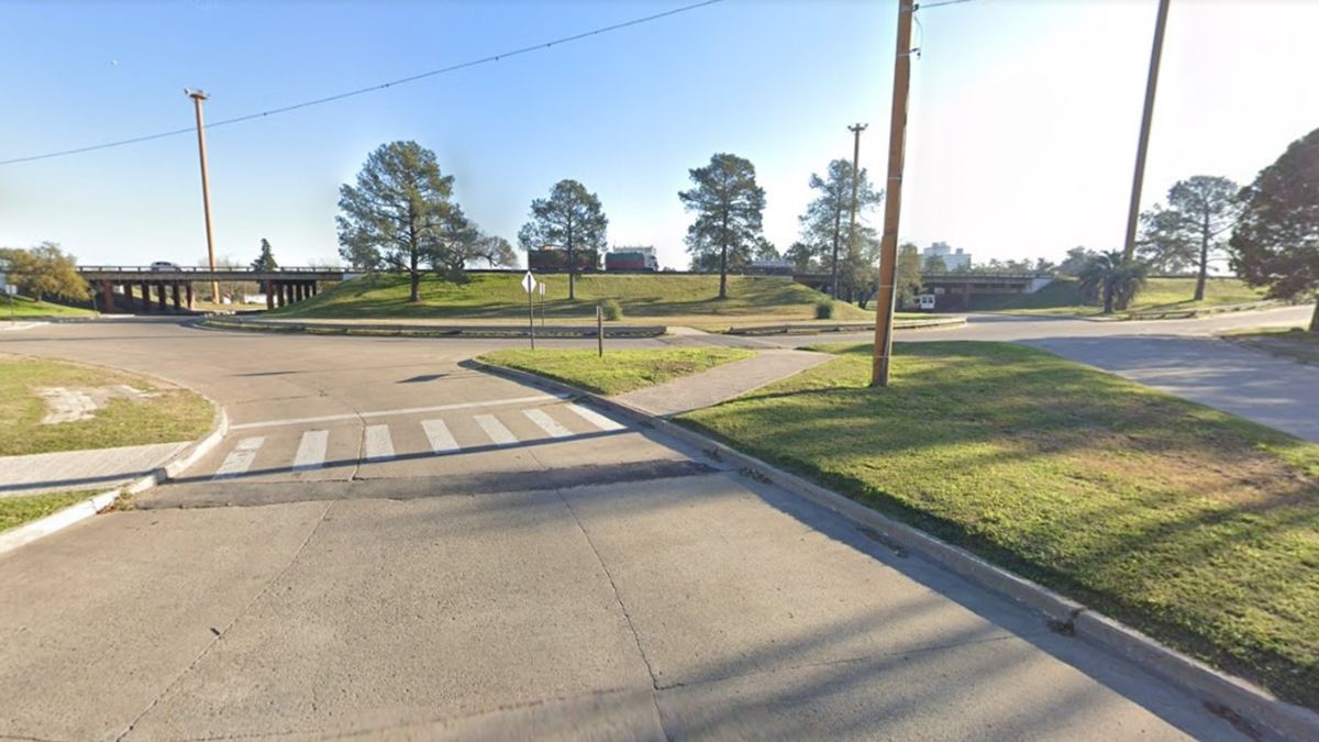 Un hombre circulaba en su coche y fue atacado de un piedrazo en la avenida de la Constitución