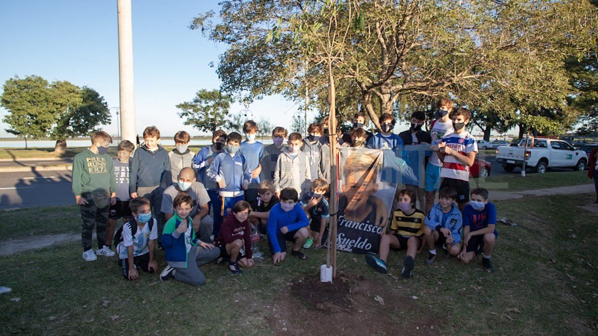 Los amigos de de Fran asistieron a conmemorarlo. 