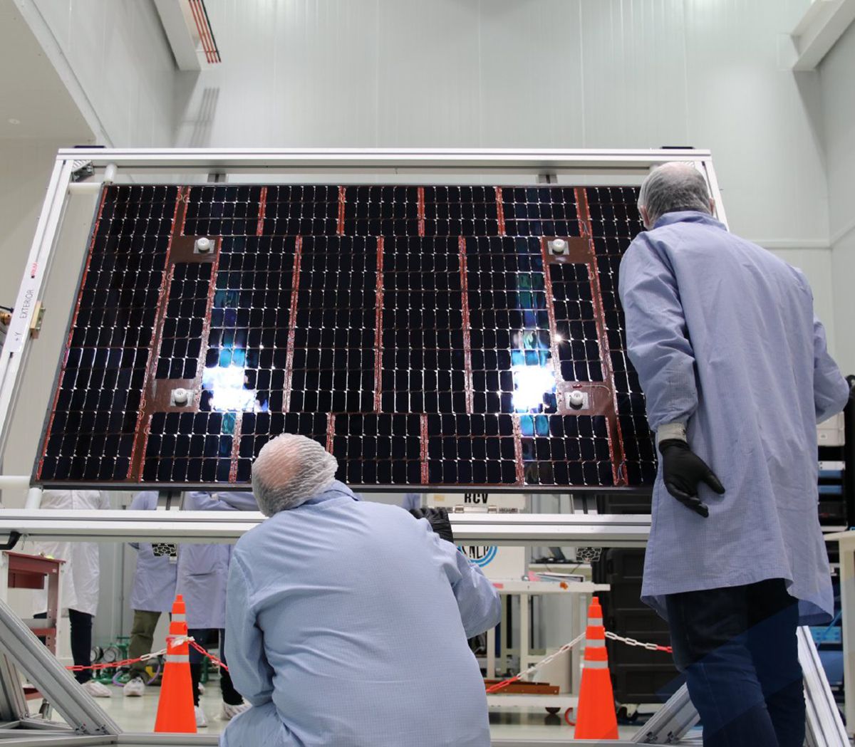 En el INVAP se construyen los satélites argentinos. En el INVAP se construyen los satélites argentinos.