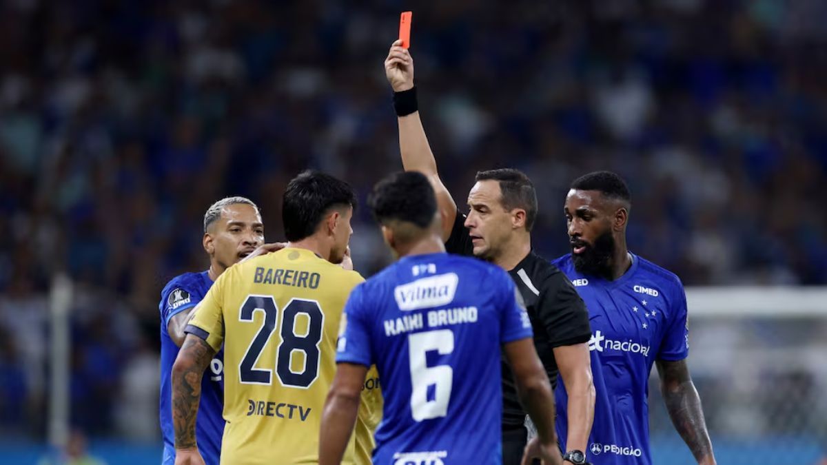 El paraguayo Adam Bareiro fue expulsado por doble amarilla contra Cruzeiro. El paraguayo Adam Bareiro fue expulsado por doble amarilla contra Cruzeiro.