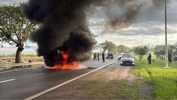 Vecinos de Barranquitas se manifiestan con quema de cubiertas en calle Iturraspe por falta de luz