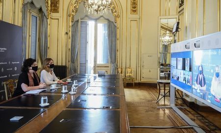 La ministra de Salud, Carla Vizzotti, y la asesora presidencial, Cecilia Nicolini, lideran las conversaciones formales. La ministra de Salud, Carla Vizzotti, y la asesora presidencial, Cecilia Nicolini, lideran las conversaciones formales.