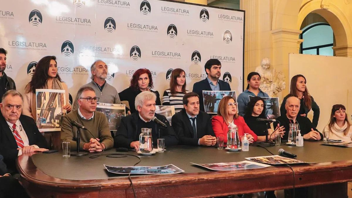 El encuentro comenzó pasadas las 17.30, cuando la Presidenta del Senado ingresó al Salón Azul del Congreso, en el que ya estaban sentados esperándola más de un centenar de legisladores.