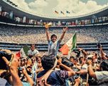 Diego Armando Maradona alza la Copa del Mundo. Fue la cúspide de su vida futbolística. Diego Armando Maradona alza la Copa del Mundo. Fue la cúspide de su vida futbolística.
