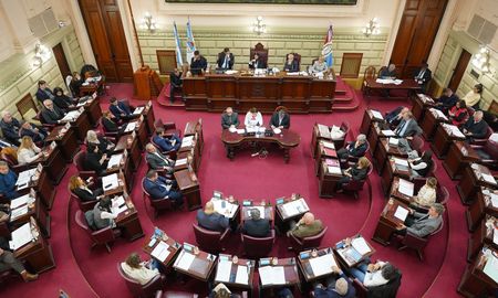 La Legislatura de Santa Fe convirtió en ley la reforma jubilatoria. La Legislatura de Santa Fe convirtió en ley la reforma jubilatoria.