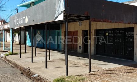 El sábado, cerca de las 22.50, dos delincuentes llegaron armados al local y le robaron a dos clientes. Uno terminó herido tras tirotearse con la Policía. El sábado, cerca de las 22.50, dos delincuentes llegaron armados al local y le robaron a dos clientes. Uno terminó herido tras tirotearse con la Policía.
