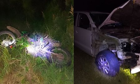 La motocicleta en la que iba la víctima fatal y la camioneta. El choque se produjo en ruta provincial 2 a la altura de Chilibroste, Córdoba. La motocicleta en la que iba la víctima fatal y la camioneta. El choque se produjo en ruta provincial 2 a la altura de Chilibroste, Córdoba.