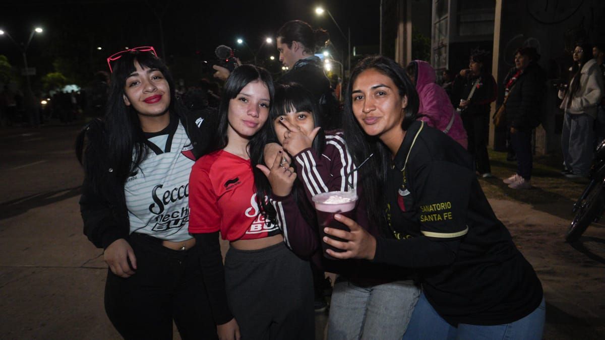 Los hinchas de Colón protagonizaron una masiva caravana por las calles de Santa Fe hacia la sede del club. Los hinchas de Colón protagonizaron una masiva caravana por las calles de Santa Fe hacia la sede del club.