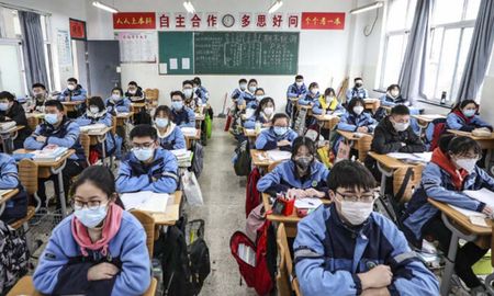 En China se suspenderán todas las clases presenciales en las escuelas y se volverá a la educación a distancia por Internet, y los estudiantes universitarios residentes en Beijing no podrán volver a sus universidades. En China se suspenderán todas las clases presenciales en las escuelas y se volverá a la educación a distancia por Internet, y los estudiantes universitarios residentes en Beijing no podrán volver a sus universidades.