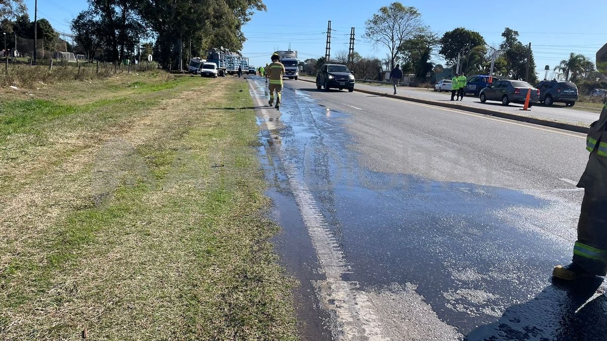 Por el choque el tránsito circuló con precaución y media calzada.