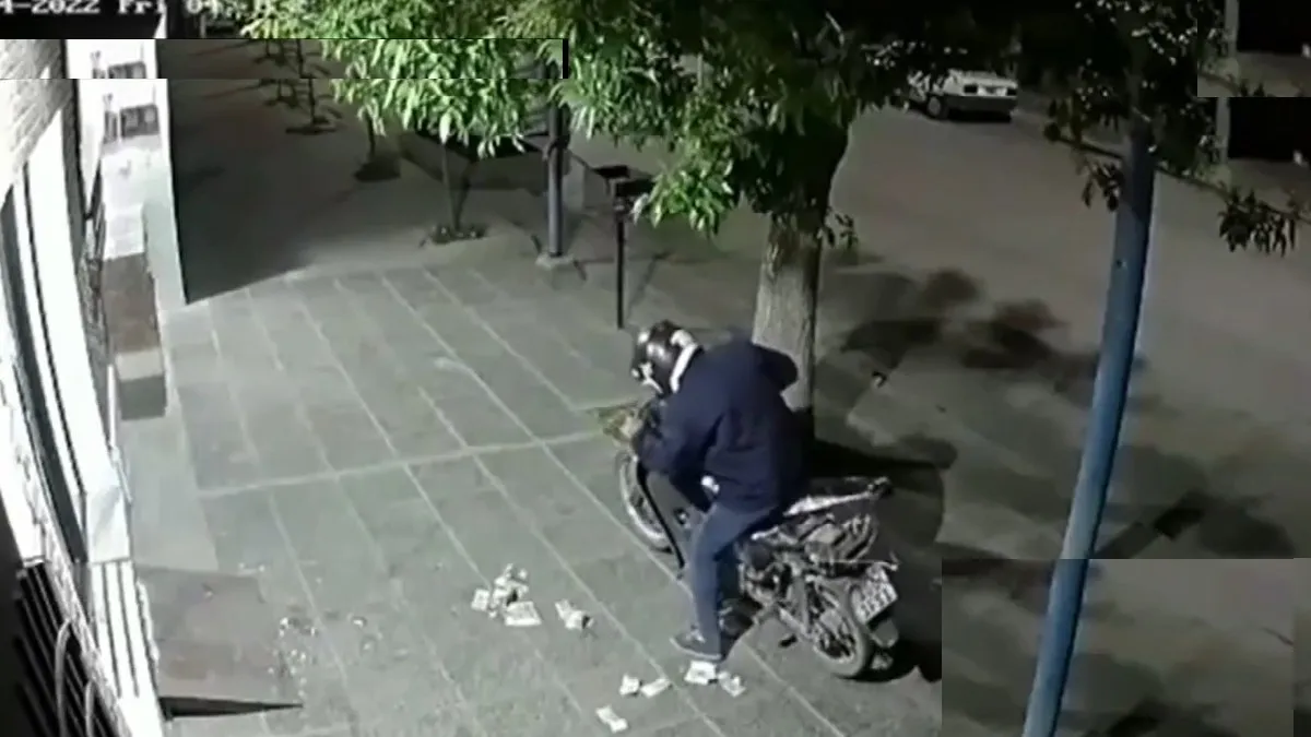 El Peor Ladrón Entró A Robar Se Le Cayó La Plata Y No Lograba Arrancar La Moto