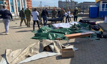 Al menos 35 personas murieron y otras 100 resultaron heridas. Al menos 35 personas murieron y otras 100 resultaron heridas.