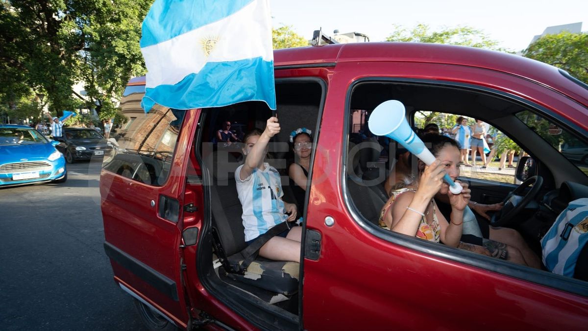 Los hinchas realizaron el tradicional festejo en autos por Bulevar. 