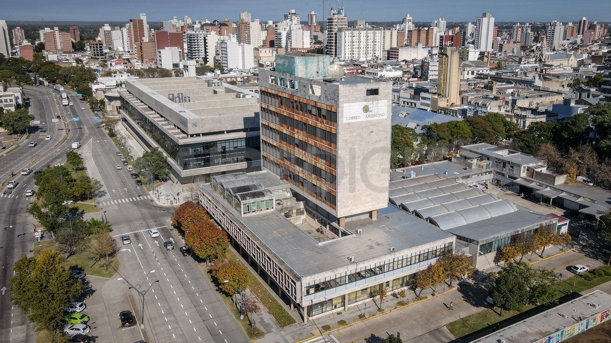 El edificio del Correo Central de la ciudad de Santa Fe está ubicado en la manzana de las calles Avenida 27 de febrero