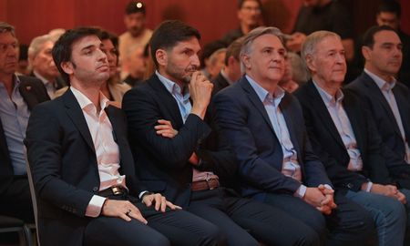La agenda comenzó con una visita a la planta de aluminio de Aluar, símbolo productivo de la Patagonia, donde los mandatarios reclamaron la eliminación del sobrearancel que Estados Unidos aplica a sus exportaciones. La agenda comenzó con una visita a la planta de aluminio de Aluar, símbolo productivo de la Patagonia, donde los mandatarios reclamaron la eliminación del sobrearancel que Estados Unidos aplica a sus exportaciones.
