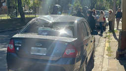 altText(Tremendo susto en Alem: dos carretillas cayeron desde un piso 24 y aplastaron un auto )}