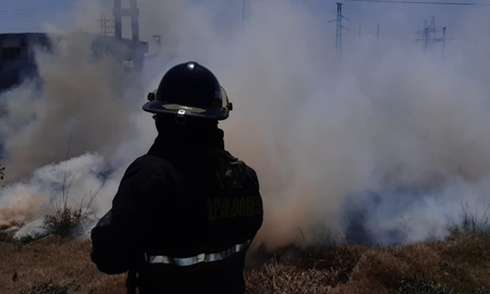 Los bomberos controlaban una de las quemas de pastizales que se desataron este domingo en Santa Fe Los bomberos controlaban una de las quemas de pastizales que se desataron este domingo en Santa Fe