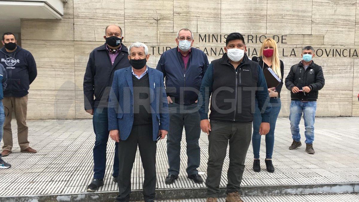 Este martes, el ministro de la Producción de Santa Fe, Daniel Costamagna, y el senador nacional, Roberto Mirabella mantuvieron un encuentro con los representantes gremiales de los trabajadores del sector cárnico en la sede de la cartera productiva.