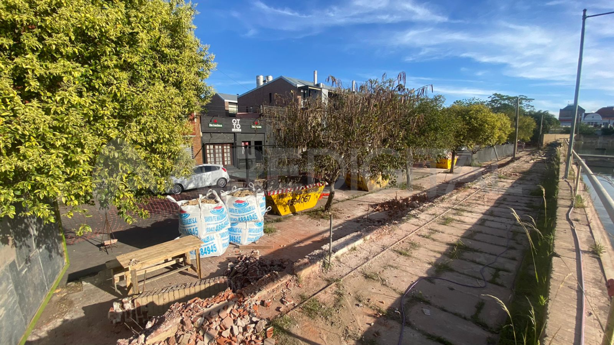Comenzaron a reconstruir el muro de la planta potabilizadora de Aguas Santafesinas que se derrumbó hace meses.