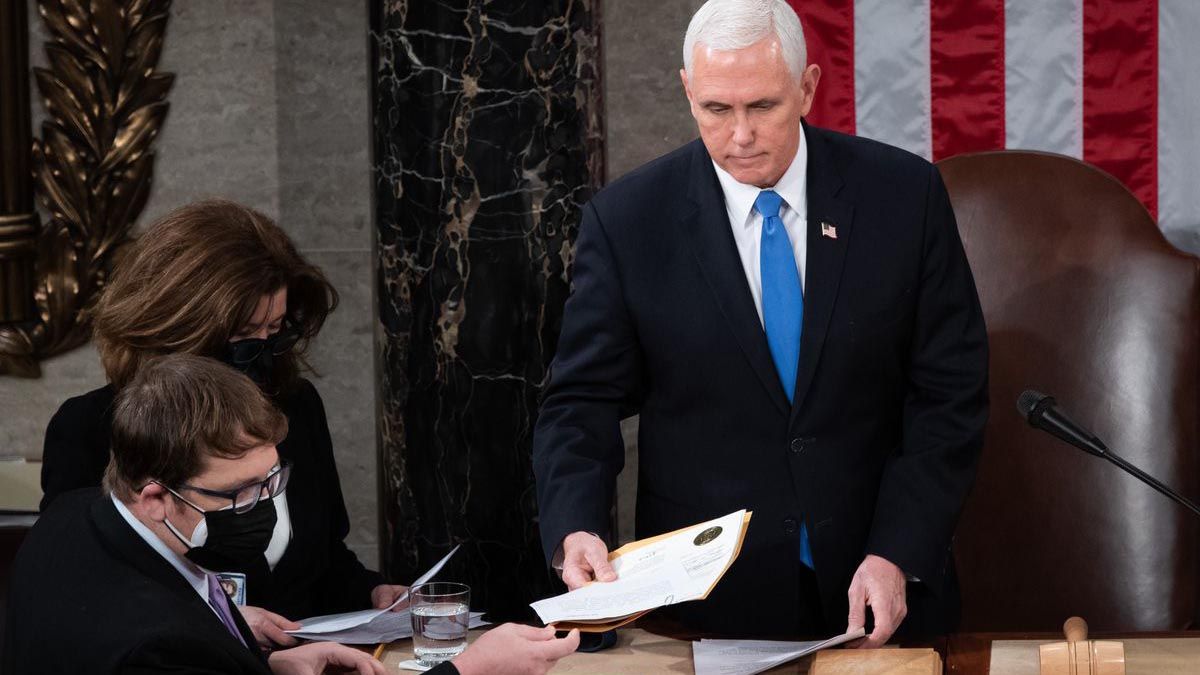 "No creo que ese curso de acción responda al interés de nuestra nación o sea consistente con nuestra Constitución", fue el mensaje que le envió Mike Pence a la demócrata Nancy Pelosi, la presidenta de la Cámara de Representantes.