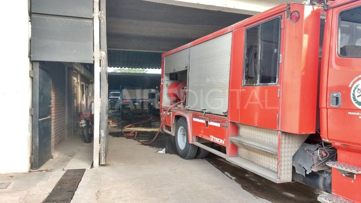 Un desperfecto en uno de los camiones provocó el incendio que se registró en el interior del galpón.