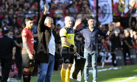 Colón y Unión se fueron al descanso 0-0 en el clásico. Colón y Unión se fueron al descanso 0-0 en el clásico.