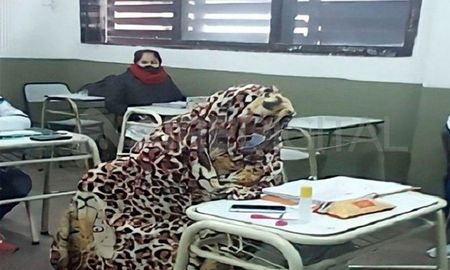 La imagen viral del alumno en una escuela de Metán en Salta, profundizó el debate del abrigo de los jóvenes en el aula. La imagen viral del alumno en una escuela de Metán en Salta, profundizó el debate del abrigo de los jóvenes en el aula.