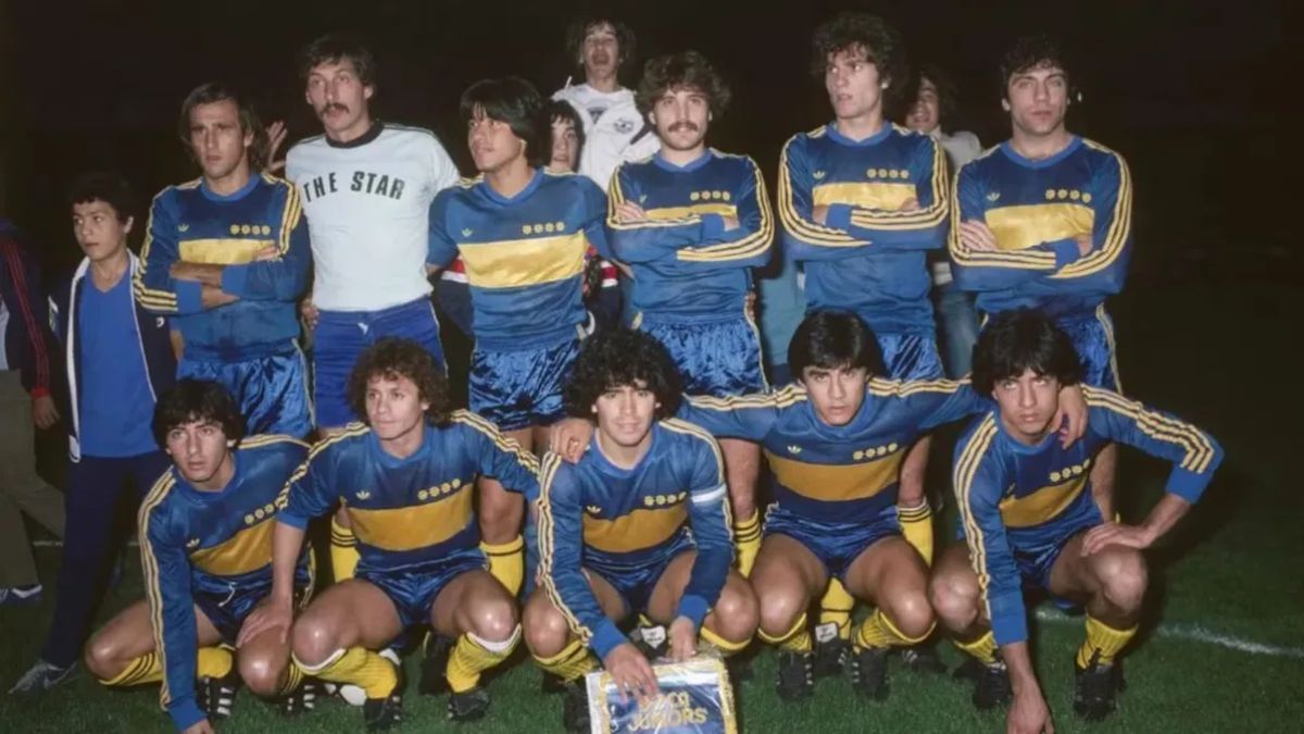 Roberto Passucci con el equipo de Boca en 1982, que tenía como capitán a un joven Maradona. Roberto Passucci con el equipo de Boca en 1982, que tenía como capitán a un joven Maradona.