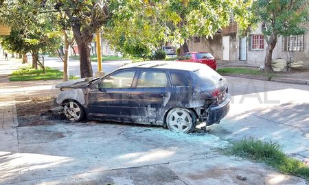 El vehículo, al momento del incendio, estaba estacionado en la vereda. El vehículo, al momento del incendio, estaba estacionado en la vereda.