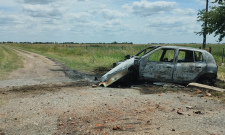 El vehículo se prendió fuego por completo y el conductor fue rescatado a tiempo por dos policías de la zona y luego trasladado por Bomberos de Humboldt. El vehículo se prendió fuego por completo y el conductor fue rescatado a tiempo por dos policías de la zona y luego trasladado por Bomberos de Humboldt.