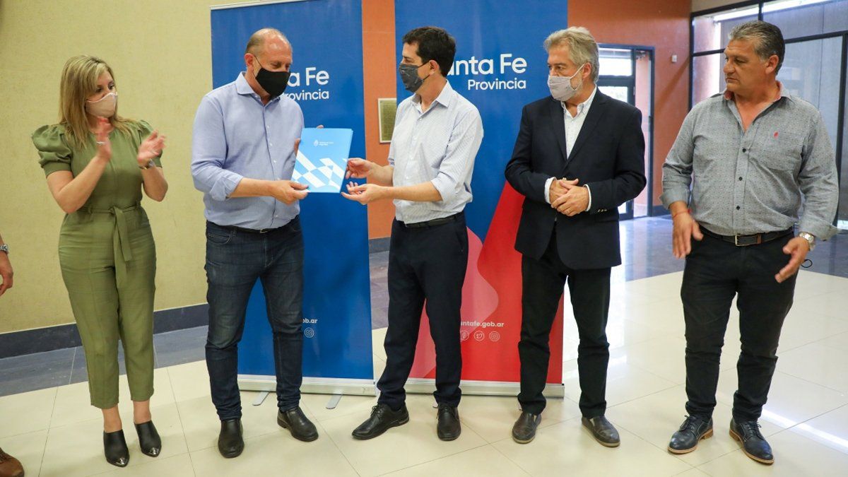 Perotti y de Pedro recorrieron los stands de la muestra de alumnos de escuelas técnicas de la provincia.