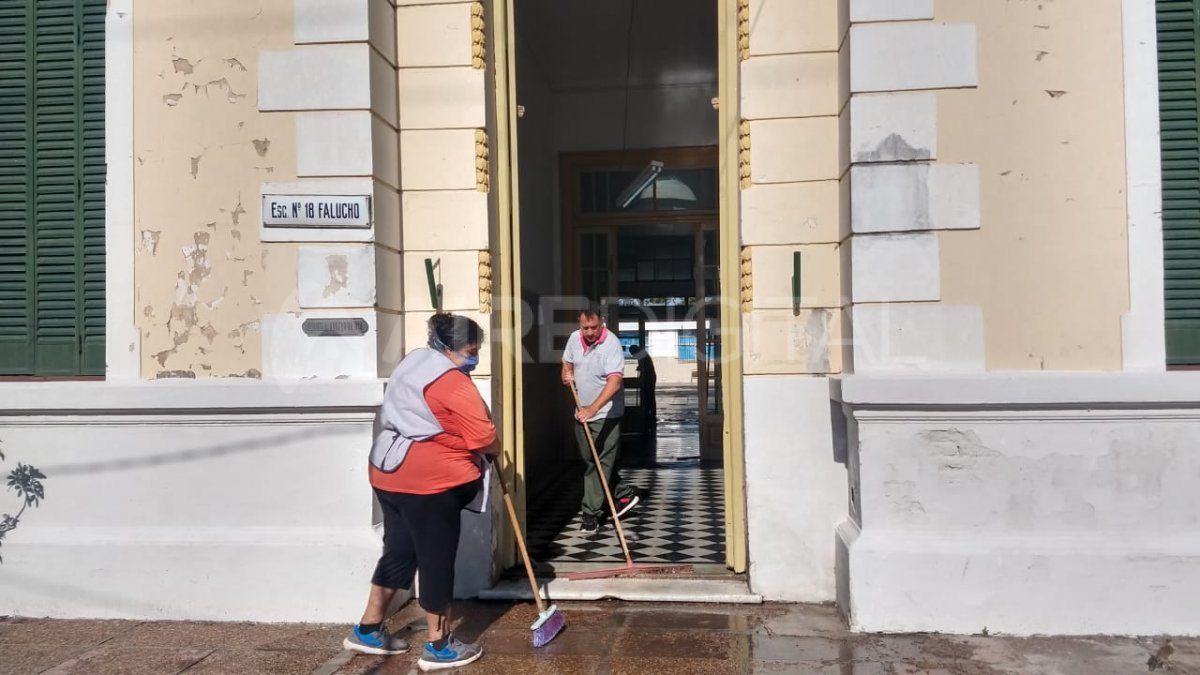 Personal de la institución educativa realiza tareas de limpieza