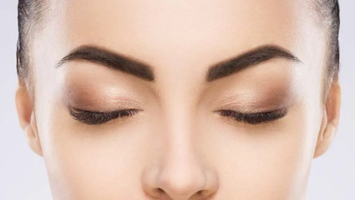 Cómo depilar y maquillar tus cejas como una profesional