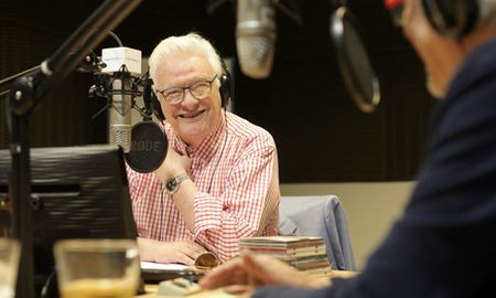 Héctor Larrea es una de las figuras más reconocidas de la radio argentina. El último 30 de octubre festejó sus 82 años con un Zoompleaños y la presentación de su biografía. Héctor Larrea es una de las figuras más reconocidas de la radio argentina. El último 30 de octubre festejó sus 82 años con un Zoompleaños y la presentación de su biografía.