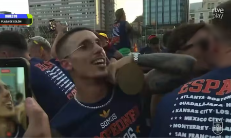 El beso entre dos jugadores de la Selección de España. El beso entre dos jugadores de la Selección de España.