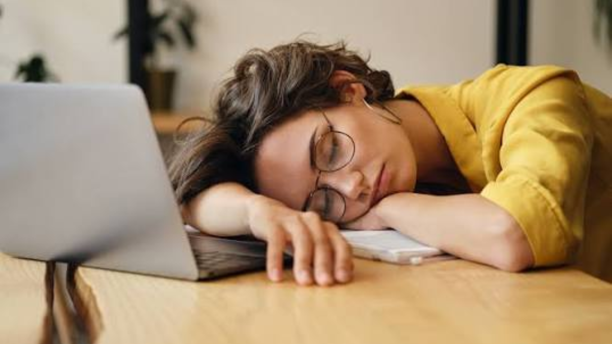 Los niveles bajos de vitamina B12 y folato pueden contribuir al cansancio persistente, la disminución de la energía y otros síntomas asociados con la fatiga crónica. Los niveles bajos de vitamina B12 y folato pueden contribuir al cansancio persistente, la disminución de la energía y otros síntomas asociados con la fatiga crónica.