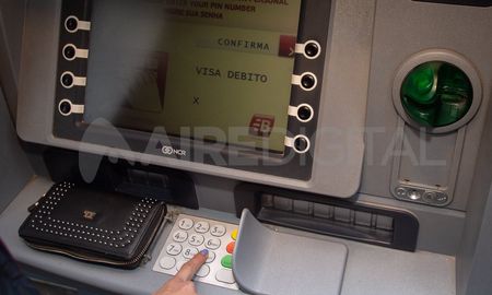 Los delincuentes emplean herramientas que instalan dentro de los cajeros para acceder a los datos de los usuarios. Los delincuentes emplean herramientas que instalan dentro de los cajeros para acceder a los datos de los usuarios.