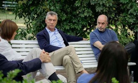 Los cuatro referentes partidarios cenaron en un local gastronómico de la Costanera porteña, tras el regreso de Mauricio Macri al país. Los cuatro referentes partidarios cenaron en un local gastronómico de la Costanera porteña, tras el regreso de Mauricio Macri al país.