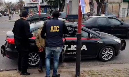 El momento en que los agentes atraparon al prófugo. El momento en que los agentes atraparon al prófugo.