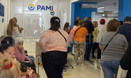 Las personas llegaron a la sede de Pami Santa Fe, el sistema estaba colapsado. Las personas llegaron a la sede de Pami Santa Fe, el sistema estaba colapsado.