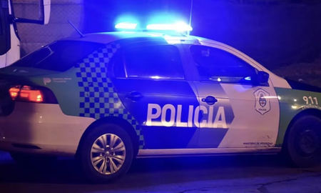 Un delincuente resultó muerto en un intento de robo en la casa de un subteniente de la Policía Bonaerense. Un delincuente resultó muerto en un intento de robo en la casa de un subteniente de la Policía Bonaerense.