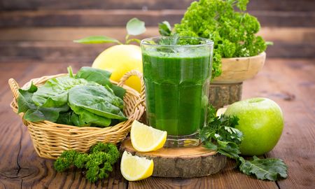 Jugo natural verde para desintoxicar el organismo y tener una piel hidratada. Jugo natural verde para desintoxicar el organismo y tener una piel hidratada.